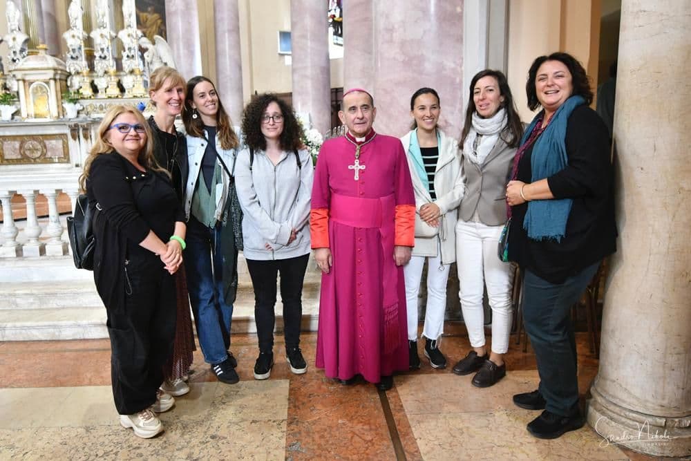 Consacrazione dell'altare con l'Arcivescovo Delpini